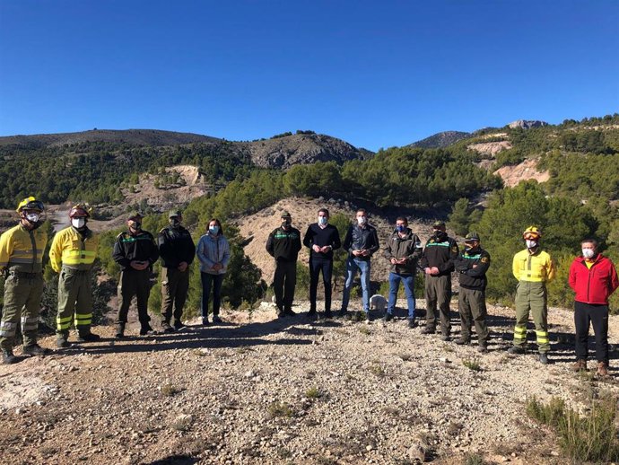 El consejero Antonio Luengo, junto a los agentes medioambientales y brigadas forestales de Caravaca de la Cruz