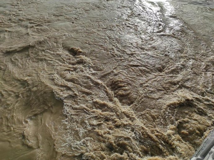 El río Ebro baja con fuerza a la altura de Logroño