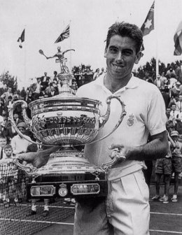 Archivo - Manolo Santana en el triunfo de 1970 en el Trofeo Conde de Godó