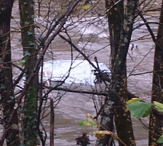 Vehículo localizado sumergido en el río Bidasoa en Lesaka
