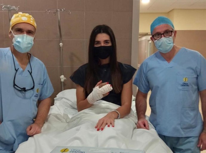 La jugadora española de balonmano Lara González tras ser intervenida en su mano derecha
