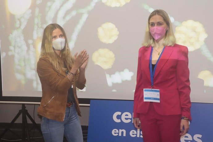 La nueva presidenta de NNGG del PP balear, Lourdes Roca, junto a la presidenta nacional de NNGG, Bea Fanjul.