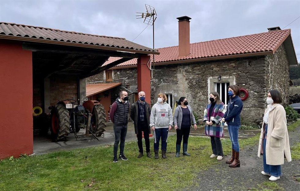 La conselleira de Medio Ambiente, Territorio e Vivenda, Ángeles Vázquez, visita una de las viviendas rehabilitadas con ayudas del ARI de los Caminos de Santiago en Boimorto