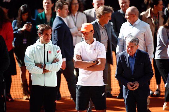 Archivo - Los tenistas, Rafael Nadal, Roger Federer, y el ex tenista, Manolo Santana, asisten al acto de homenaje celebrado en honor al tenista David Ferrer en el Mutua Madrid Open 2019