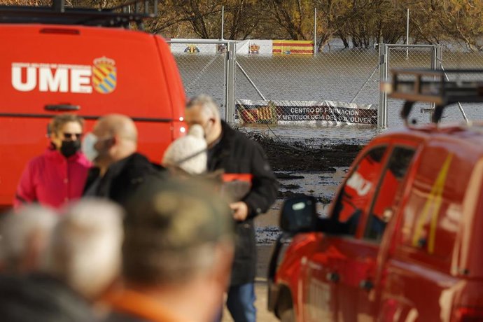 Efectivos de la Unidad Militar de Emergencias (UME) trabajan para hacer frente a la crecida del río Ebro.