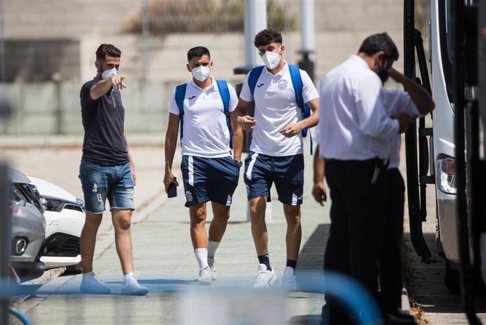 Archivo - Jugadores del Fuenlabrada tras la polémica por el aplazamiento del partido ante el Deportivo