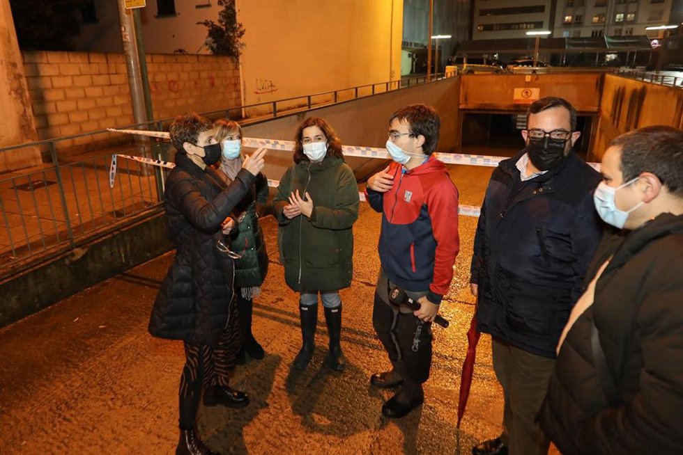 La presidenta María Chivite junto a la alcaldesa de Burlada ante un garaje todavía inundado en esta localidad