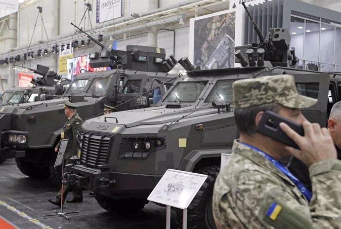 Archivo - 08 October 2019, Ukraine, Kiev: Visitors inspect army vehicles displayed at the 2019 Arms and Security military exhibition. Photo: Serg Glovny/ZUMA Wire/dpa