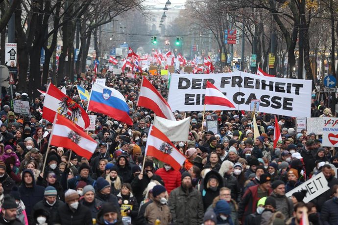 Manifestación en Viena contra las restricciones impuestas por el Gobierno de Austria ante la pandemia de coronavirus y en rechazo a la vacunación obligatoria