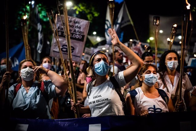 24 November 2021, Argentina, Buenos Aires: Health workers march from the Argentine National Congress to Plaza de Mayo during a protest that demanded salary improvements and recognition as professionals. Photo: Alejo Manuel Avila/ZUMA Press Wire/dpa