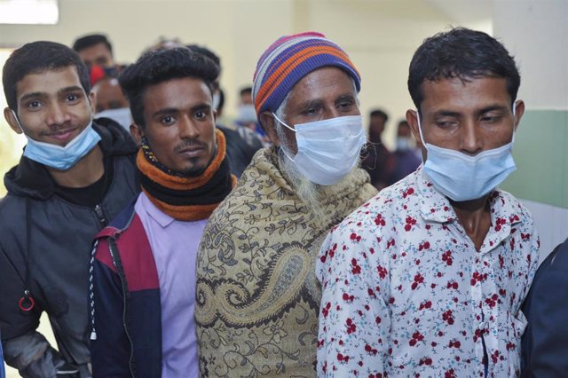 06 December 2021, Bangladesh, Sylhet: People queue in a line to take the Pfizer COVID-19 Vaccine at the M A G Osmani medical college & hospital vaccination center. Photo: Md Rafayat Haque Khan/ZUMA Press Wire/dpa