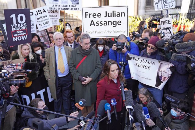 10 December 2021, United Kingdom, London: Julian Assange's partner and mother to two of his children Stella Morris (C) speaks to the media outside the Royal Courts of Justice, after the US Government won its High Court bid to overturn a judge's decision n