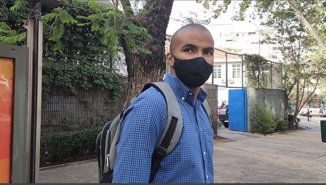 Carlos Carrasco, un comunicador social afrovenezolano de 27 años residente en Chile