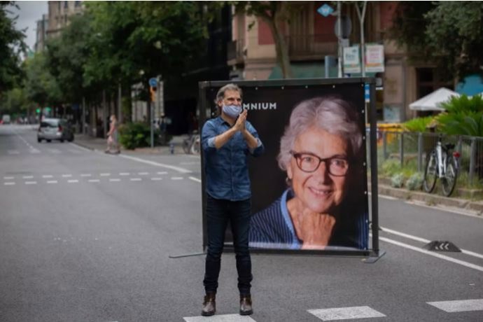 El presidente de mnium Cultural, Jordi Cuixart, junto a una foto de la expresidenta de la entidad Muriel Casals