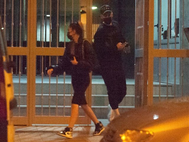 Julia Janeiro y su nuevo novio, Tommy Rossi, saliendo de casa