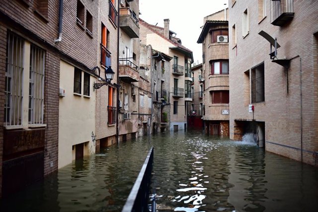 Calle inundada por la crecida del Ebro en Tudela