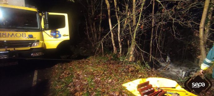 Intervención en un accidente de tráfico en Coaña