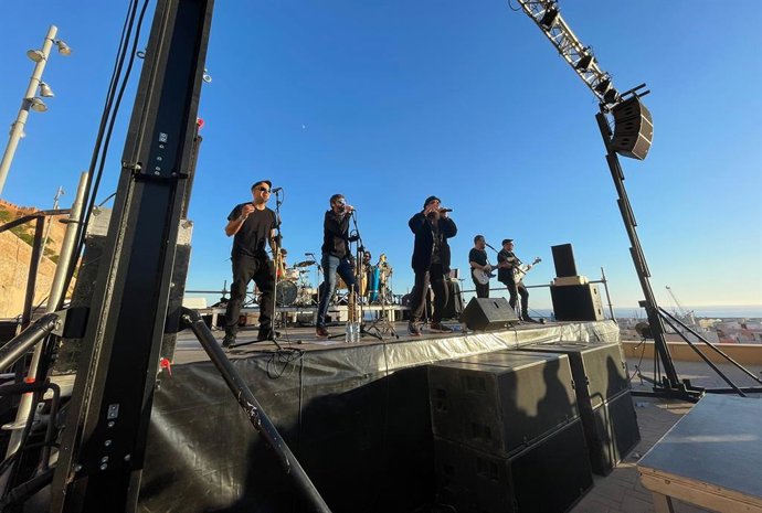 Eskorzo capitanea una jornada de rock y mestizaje al sol del Mesón Gitano de Almería
