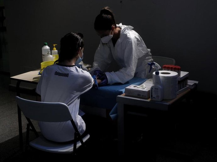 Archivo - Aragón notifica 843 nuevos casos de COVID-19, 234 más que hace una semana.