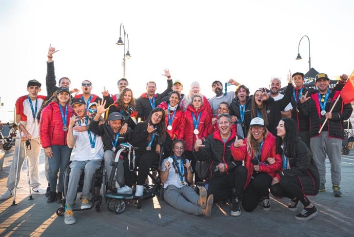 La selección española de surf adaptado celebra su medalla de plata en el Mundial de 2021