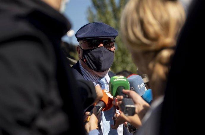 Archivo - El ahora comisario jubilado José Manuel Villarejo responde a los medios a su salida de la Audiencia Nacional.