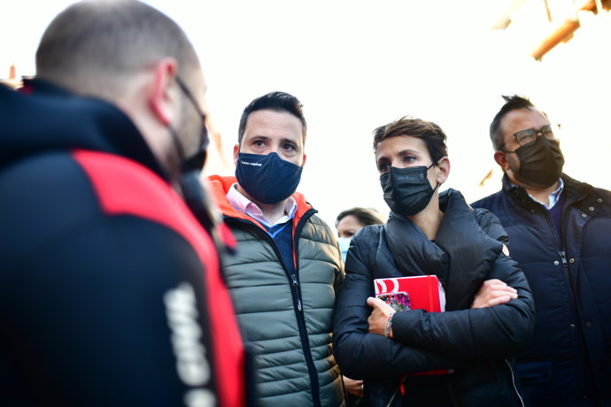 La presidenta de Navarra, María Chivite (2d), junto al alcalde de Tudela, Alejandro Toquero (2i), durante una visita al municipio por la crecida del río