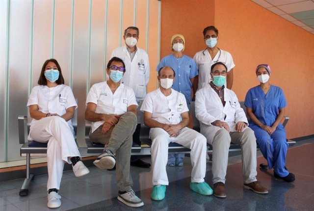Equipo de profesionales sanitarios que han realizado en el hospital de Alcázar de San Juan una operación en la que una paciente con tumor cerebral ha recuperado la sensibilidad corneal