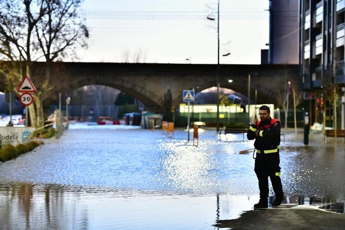 Calle inundada por la crecida del Ebro en Tudela