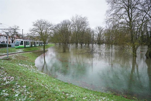El río Zadorra desbordado a su paso por Vitoria estos pasados días.