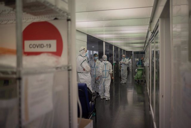 Archivo - Varios sanitarios protegidos en la Unidad de Cuidados Intensivos del Hospital del Mar, en Barcelona.