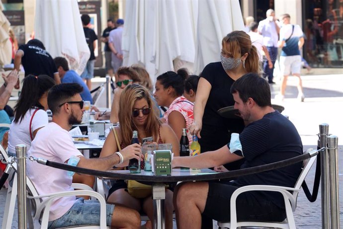 Archivo - Ambiente en las terrazas de los bares de Málaga en una imagen de archivo