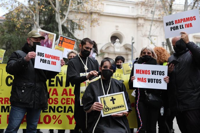 Un hombre rapa a una mujer durante una protesta de profesionales de peluquería y estética, frente al Senado, a 9 de diciembre de 2021, en Madrid (España). Durante la protesta, trabajadores y trabajadoras se han rapado el pelo para reclamar que el proyec