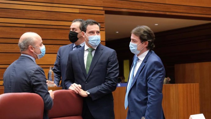 Archivo - El presidente de la Junta, Alfonso Fernández Mañueco, el portavoz del PP, Raúl de la Hoz, y el portavoz de Cs, David Castaño, antes de la comparecencia del presidente en las Cortes