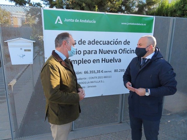 El parlamentario de Ciudadanos (Cs) y portavoz adjunto del partido liberal en el Parlamento de Andalucía, Julio Díaz, junto al delegado territorial de Empleo, Antonio Augustín.