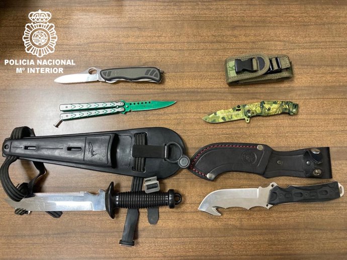 Armas blancas entregadas por un joven detenido en Ourense tras apuñalar a un compañero de clase.