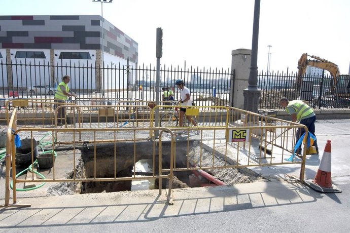 Archivo - Ultiman las obras de Aguas de Cádiz para mejorar la red de pluviales de la Avenida del Puerto