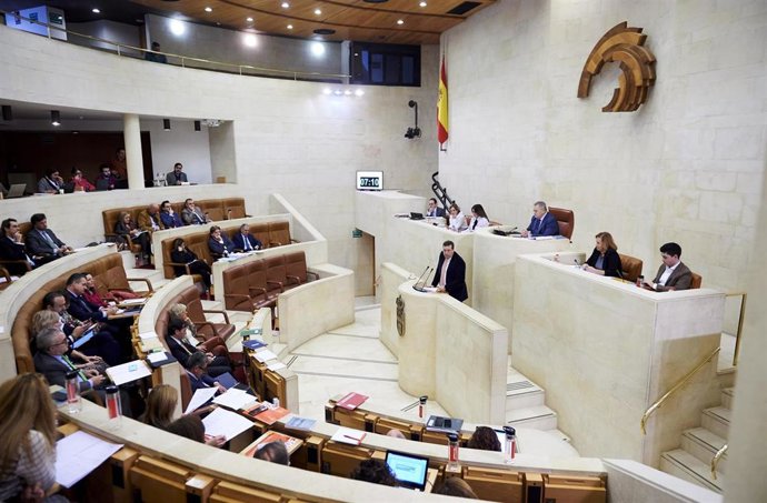 Archivo - Pleno del Parlamento de Cantabria 