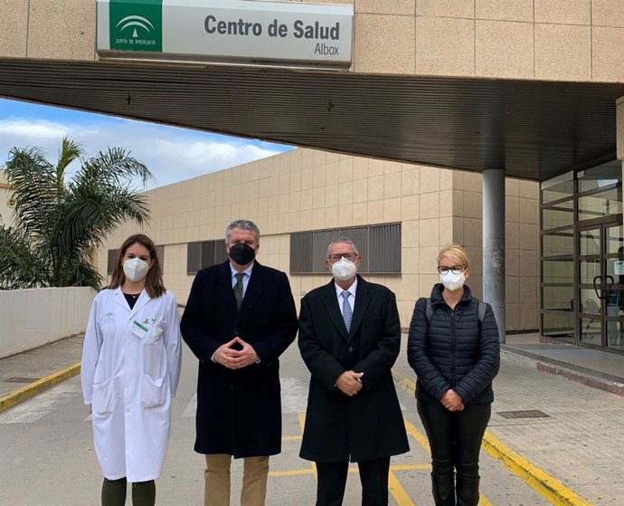 El delegado de Salud visita el centro de atención primaria de Albox.