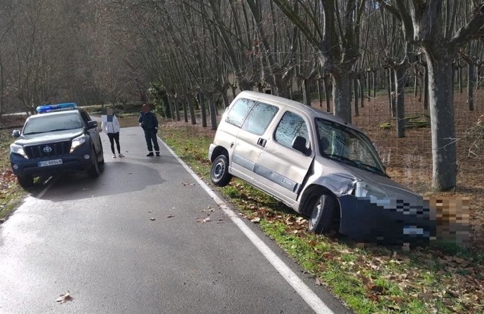 Vehículo atrapado por la crecida del río
