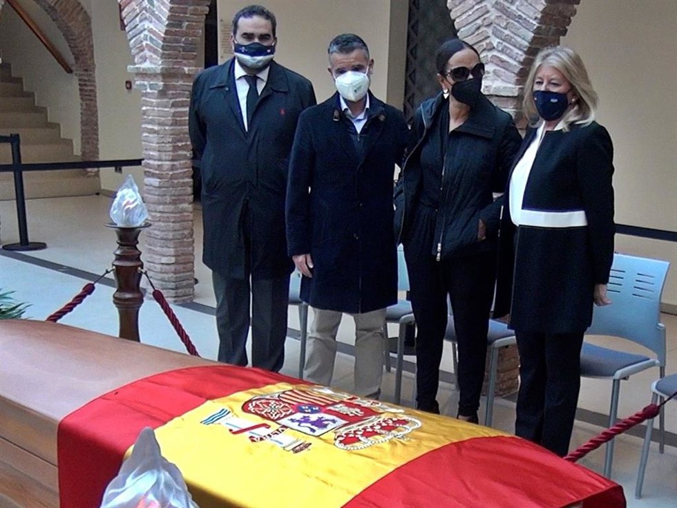 CLAUDIA RODRÍGUEZ, LA ALCALDESA DE MARBELLA Y EL MINISTRO DE DEPORTES EN LA CAPILLA DE MANOLO SANTANA