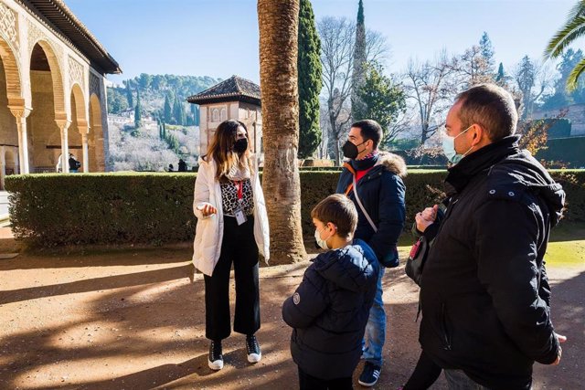 Archivo - La Alhambra de Granada ofrece en Navidad nuevas visitas guiadas para acercar el monumento a las familias