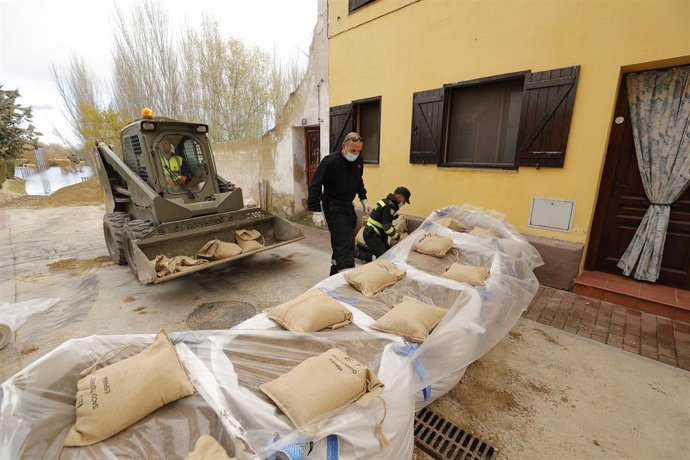 Efectivos de la Unidad Militar de Emergencias (UME) trabajan para hacer frente a la crecida del río Ebro, en Novillas.