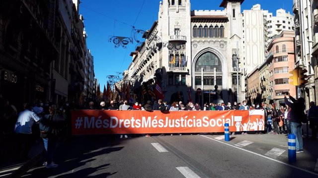 Unas 1.000 personas se manifiestan en Barcelona para reivindicar derechos y justicia social