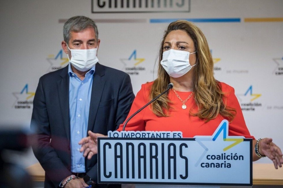 Archivo - La secretaria ejecutiva de Derechos Sociales de CC-PNC, Cristina Valido, junto al secretario general de los nacionalistas canarios, Fernando Clavijo