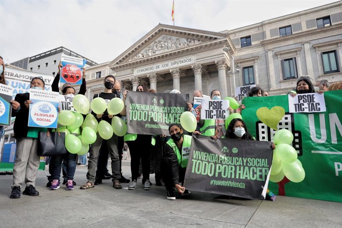 Archivo - Arxiu - Protesta durant la presentació de la ?Llei de garantia del dret a l'habitatge digne i adequada?, a la Plaa de les Corts, enfront del Congrés, el passat 30 de setembre 