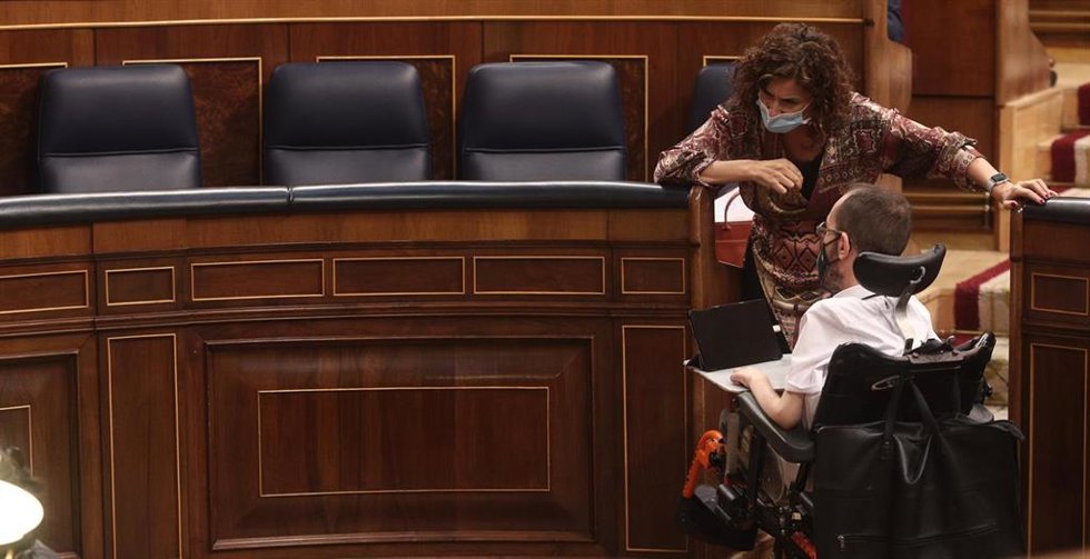 Archivo - La ministra portavoz y de Hacienda, María Jesús Montero, conversa con el portavoz de Unidas Podemos en el Congreso, Pablo Echenique, en el Congreso de los Diputados durante una sesión plenaria