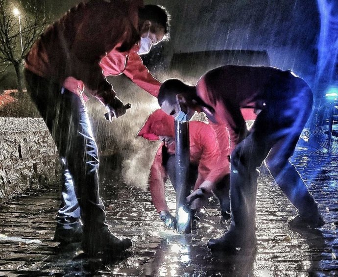 Intervención de agentes de la Policía Foral durante las inundaciones