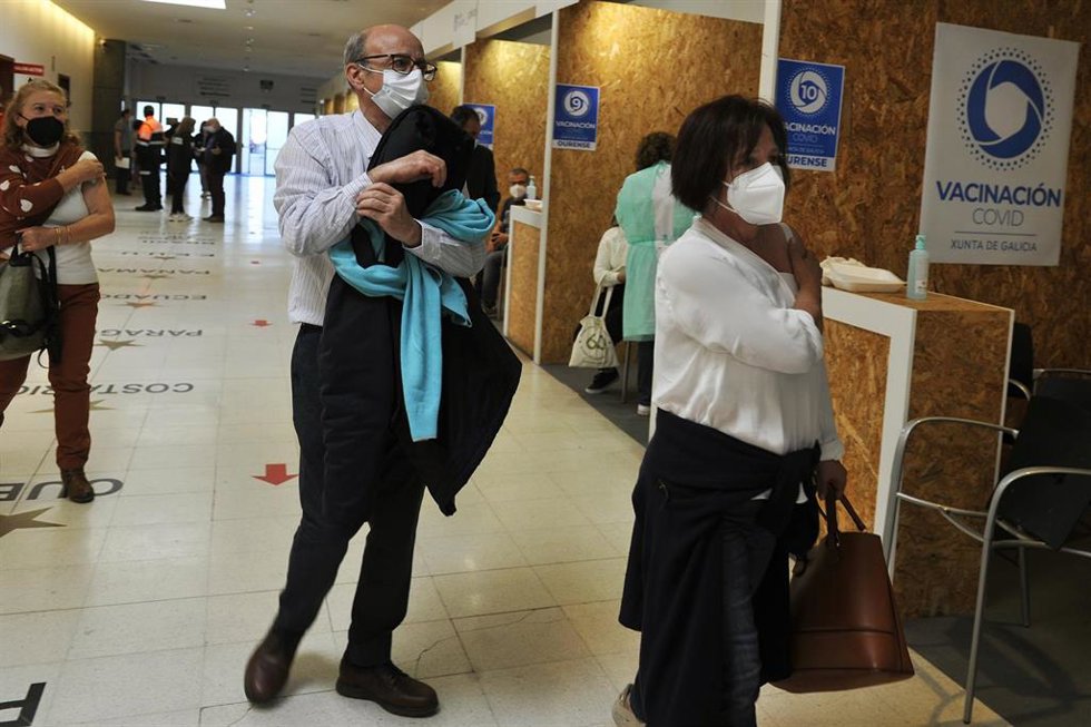 Archivo - Fila de pacientes que esperan tras recibir la primera dosis de la vacuna AstraZeneca en el recinto de Expourense, a 6 de abril de 2021, en Ourense, Galicia (España). Hoy ha comenzado la vacunación en el Área Sanitaria de Ourense de los usuario