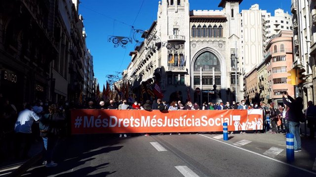 Unes 1.000 persones es manifesten a Barcelona per reivindicar drets i justícia social