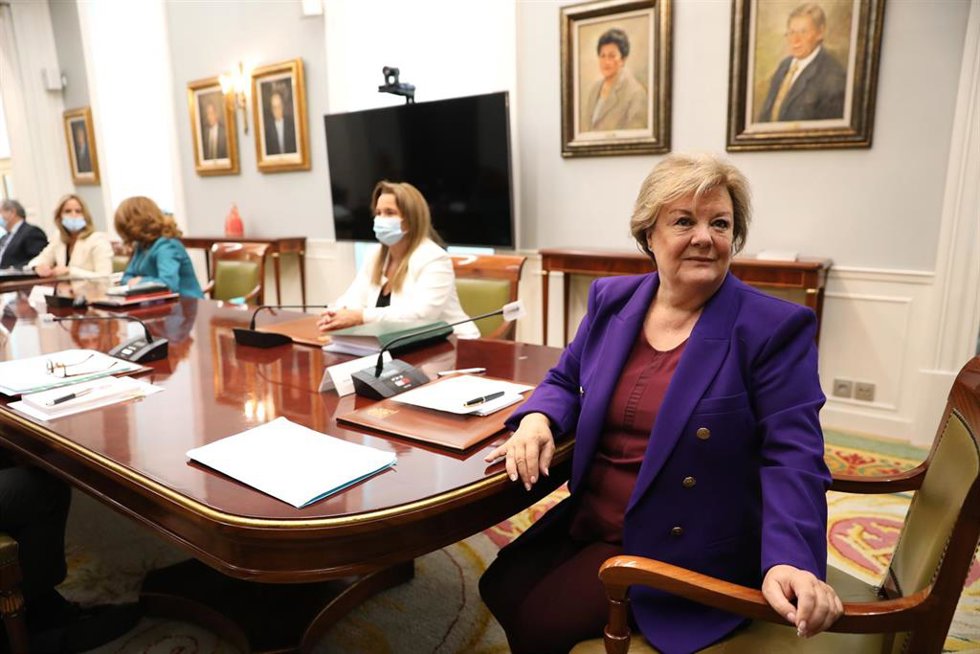 La nueva presidenta del Tribunal de Cuentas, Enriqueta Chicano Jávega, posa a la cámara en un pleno ordinario, en el Tribunal de Cuentas